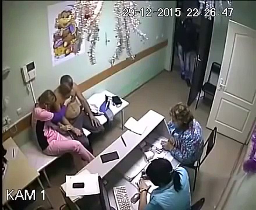 Bác sỹ Nga đấm Knock out bệnh nhân gây rối - Nạn nhân tử vong sau đó