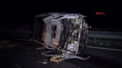 Niğde Yolcu Otobüsü, Kamyonete Çarptı 4 Yaralı