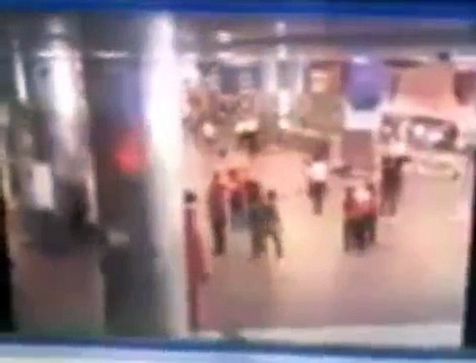 Atatürk Havalimanında Canlı Bomba Patlama Anı - Atatürk Havalimanı Patlama anı Görüntüleri (1)