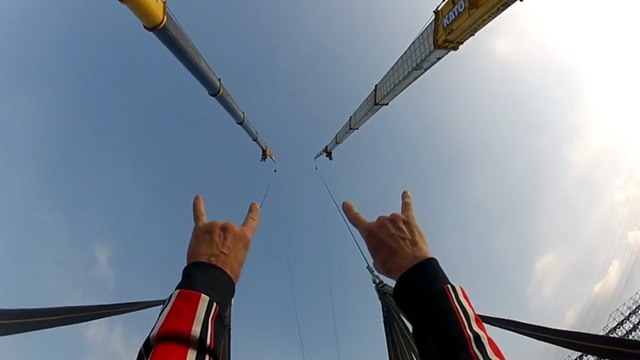 Deux base-jumpers se font catapuler dans les airs