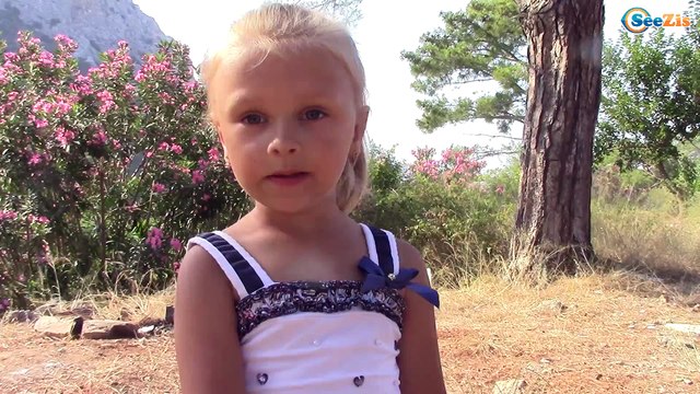 Кукла Беби Борн и Ярослава на рыбалке. Ловим Крабов. Видео для детей Baby Born Doll