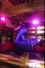 Ce cowboy est le maître du taureau mécanique