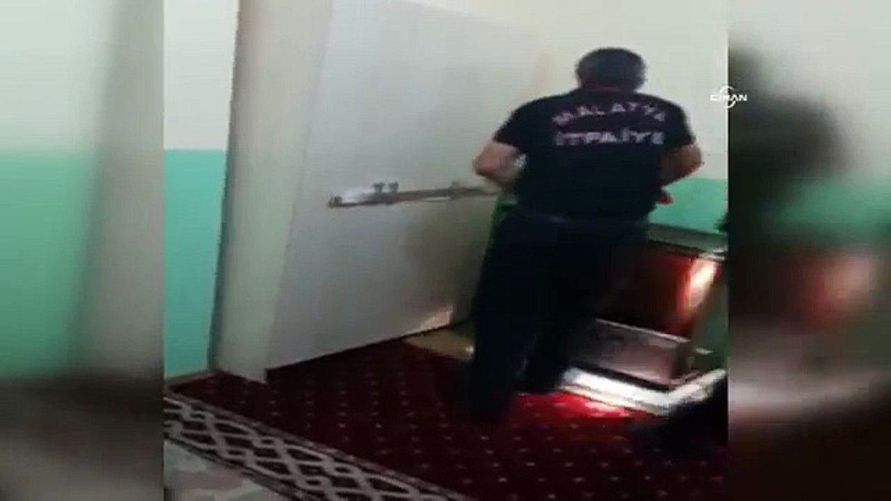 Teravih namazına gelen cemaati yılan karşıladı