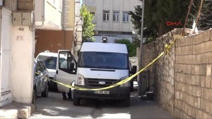 Adıyaman Türbe Duvarındaki Demire Kendini Astı