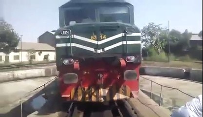 Manually Changing The Direction Of A Train - Turntable In Pakistan