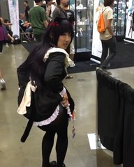 Cosplayeuse étrange à l'Anime Expo