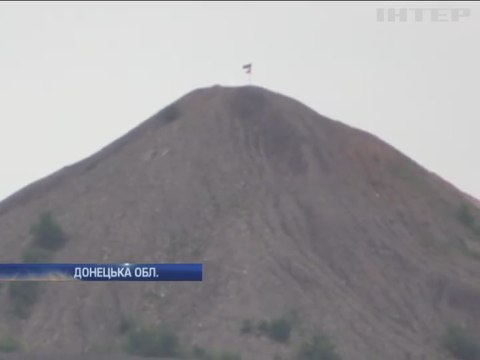 Под Мариуполем террористы сменили флаг ДНР на триколор РФ