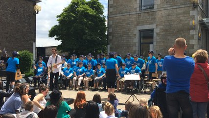 Festival Au Foin de la rue : chorale Huguette the power