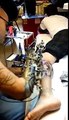 Tatuatore perde un braccio e si fa tatuare una particolare protesi!