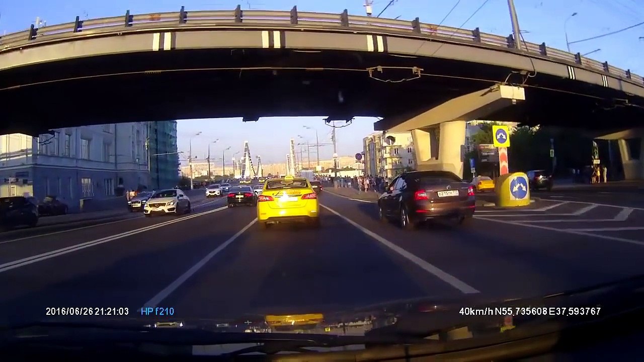 Un motard furieux se venge après avoir percuté un taxi