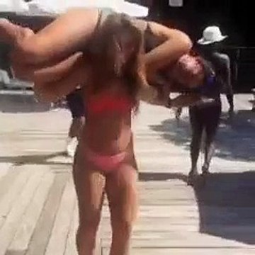 Нет штанги под рукой Подруга сойдет )) Вот это силищаааа