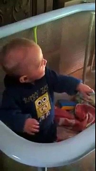 bebe  de 10 mois chante fait c est vocalise