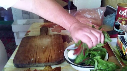 Готовим гречневую кашу с луком и салат из ботвы