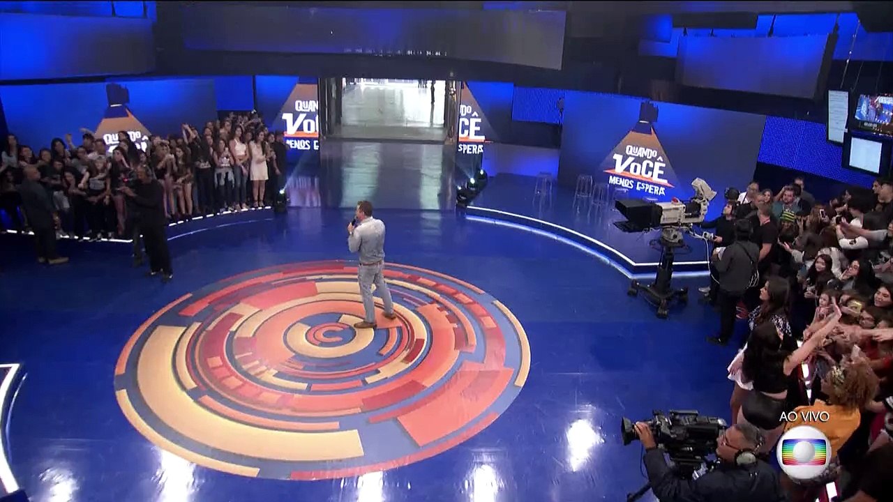 Fã se emociona ao conhecer Fifth Harmony no palco do Caldeirão do Huck (02.07/2016)