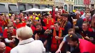 Une mamie lilloise prise dans l'ambiance des supporters belges !