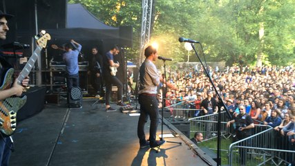 Boulevard des airs aux 30 ans de Poupet, Philippe Maindron sautant dans la foule