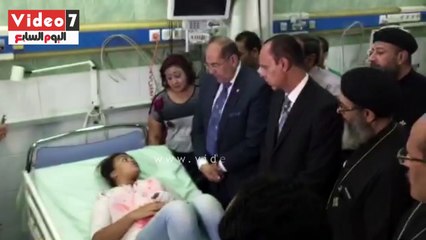 بالفيديو..محافظ سوهاج ومدير الأمن يزوران طالبة طعنها عامل خدمات