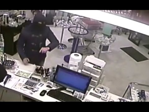 Gioia del Colle (BA) - Rapine in serie a farmacie e negozi, due arresti (02.07.16)