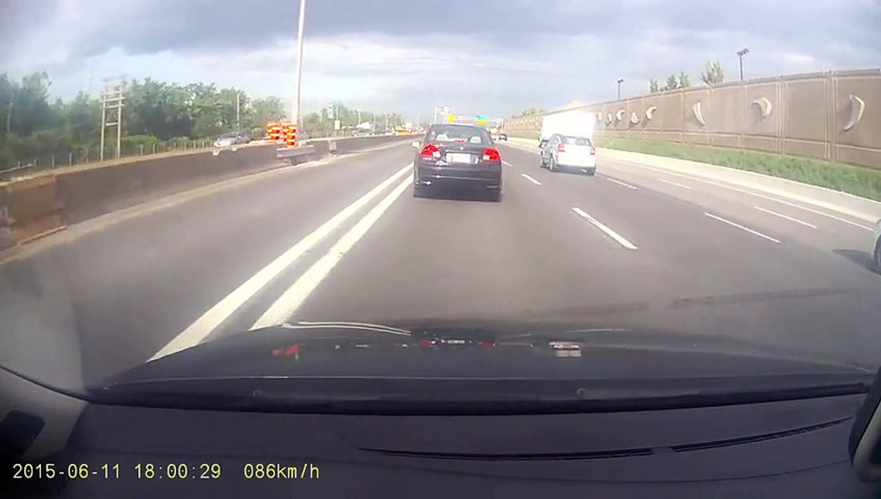 Accident spectaculaire d'un taxi sur l'autoroute