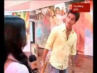 Shahid Kapoor teaches dance to our reporter