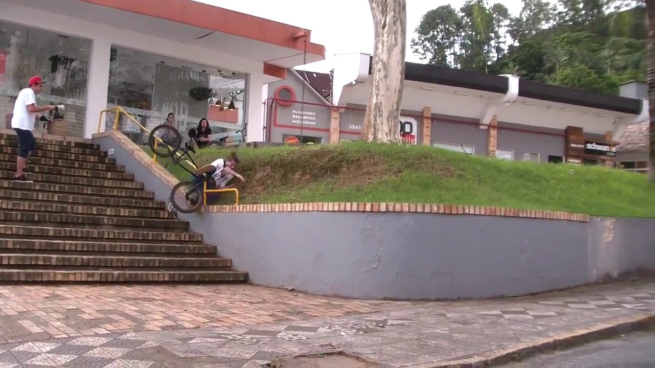 BMX Rider Falling Over The Rail | Venda Seu Vídeo