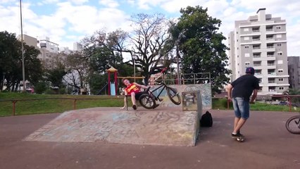 BMX Rider Falls Onto The Rail | Venda Seu Vídeo