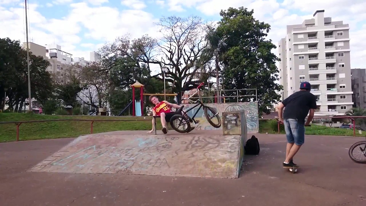 BMX Rider Falls Onto The Rail | Venda Seu Vídeo