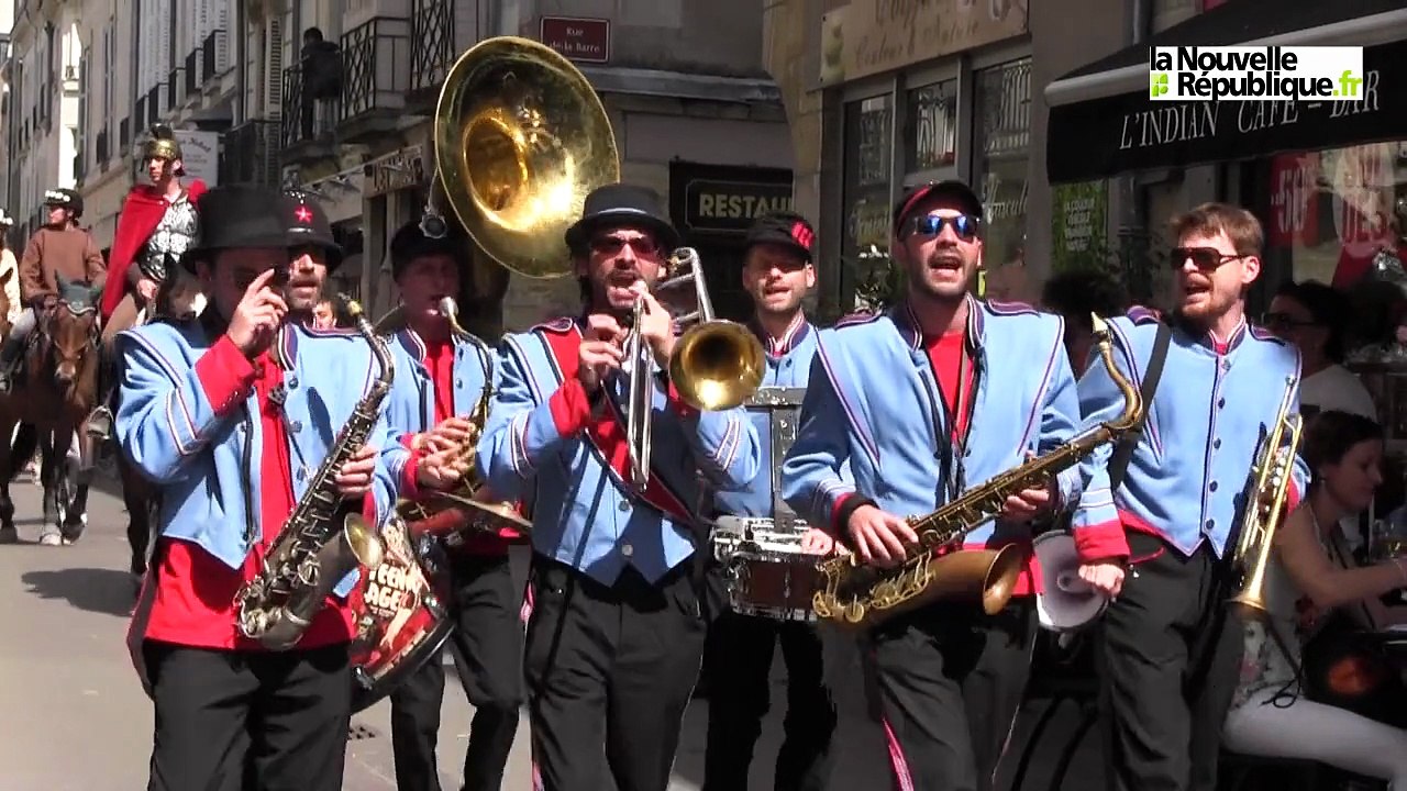 VIDEO. Tours : une parade internationale pour Saint Martin