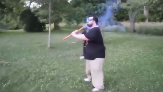 Il décide de se tirer une fusée de feu d'artifice dans la tête..