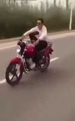 Il se met debout sur sa moto et c'est le drame