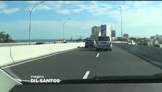 Un motard chute du haut d'un pont après avoir été percuté par une voiture