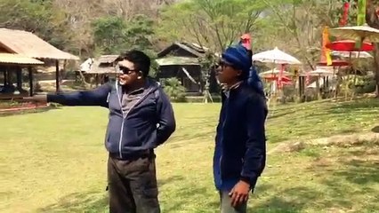 L'homme s'effondre au sol, mais ce que l'éléphant lui fait est renversnat!