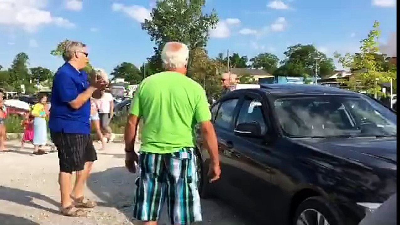 Il fracasse la vitre de cette BMW avec une roche, quand on apprend pourquoi, il mérite des applaudissements!