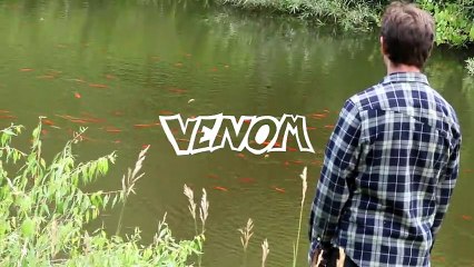 Cet homme roule à plus de 100 Km par heure avec son skateboard... Quelle adrénaline !