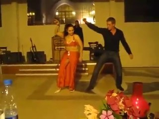 Русский турист сделал восточную девушку по танцам)