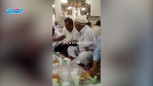 شاهد ماذا فعل هذا الشاب مع معتمر مبتور اليدين داخل الحرم المكى أثناء الإفطار!!