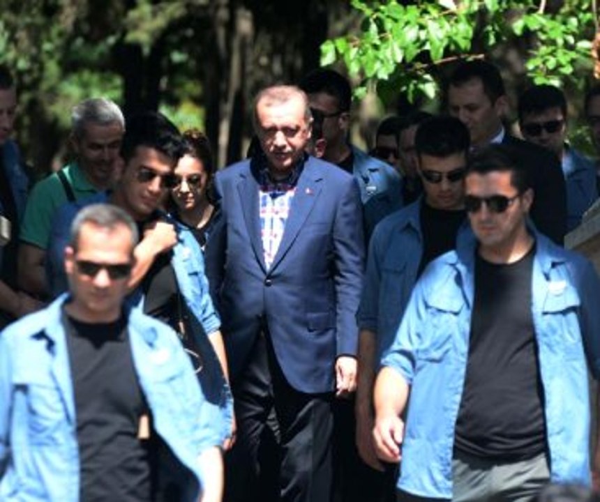 Cumhurbaşkanı Erdoğan Anne ve Babasının Mezarlarını Ziyaret Etti