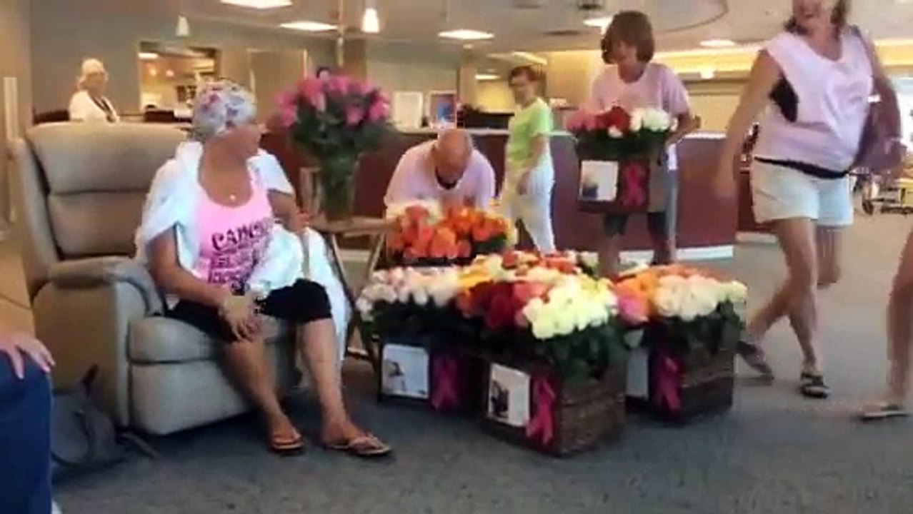 Il accompagne sa femme à sa dernière séance de chimiothérapie mais regardez bien le bouquet de fleur en face d'elle... I