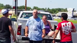 Un idiot bat sa femme dans un stationnement, mais il va vite le regretter!