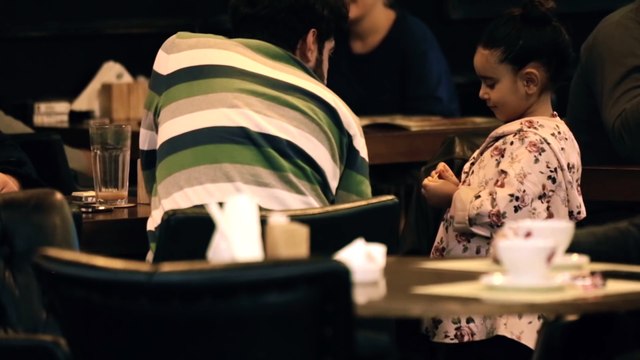 « Que fais-tu si tu vois une fille de 6 ans seule dans la rue ? « La réponse dépend malheureusement de comment elle est habillée.