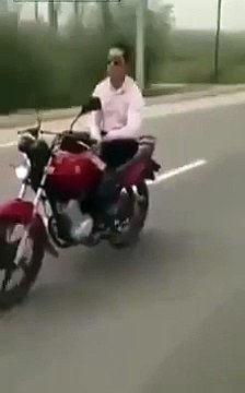 Il se met debout sur sa moto pour frimer devant ses potes