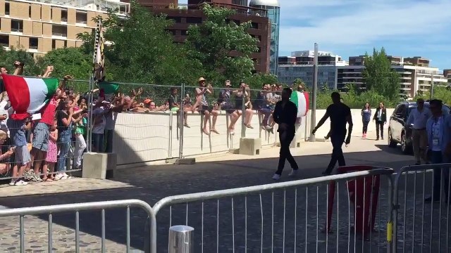 Gianluigi Buffon fait des câlins aux fans italiens