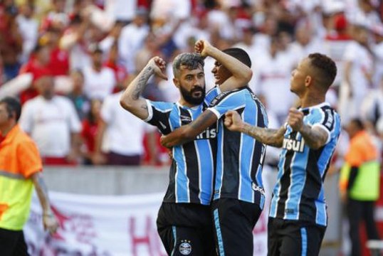 Passou o trator! Grêmio vence o Inter no Beira-Rio e se aproxima da liderança