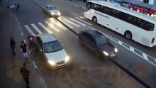 Bărbatul care se afla la volanul acestui autoturism din imagini a scos pistolul în urma unui conflict, dar câteva secund