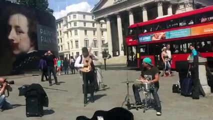 Chad Smith busking in London