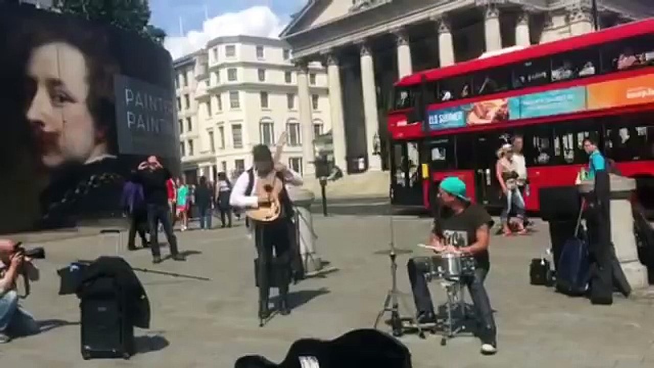 Chad Smith busking in London