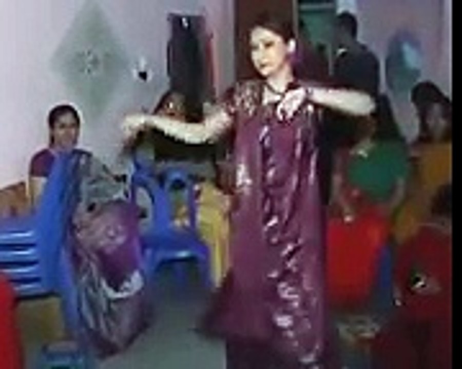 Awesome  Wedding  dance - Beautiful girl dance in Sari