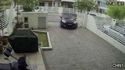 Whatsapp Comedy Video - Girl beating a thief hard