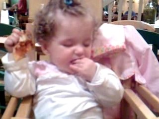 bébé mange en dormant