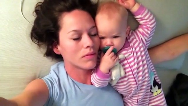 Спать рядом с ребенком — значит не спать. Смялась до слез))